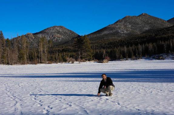 Examinando um lago congelado no Rocky Mountains National Park, perto de Boulder, no Colorado, nos Estados Unidos